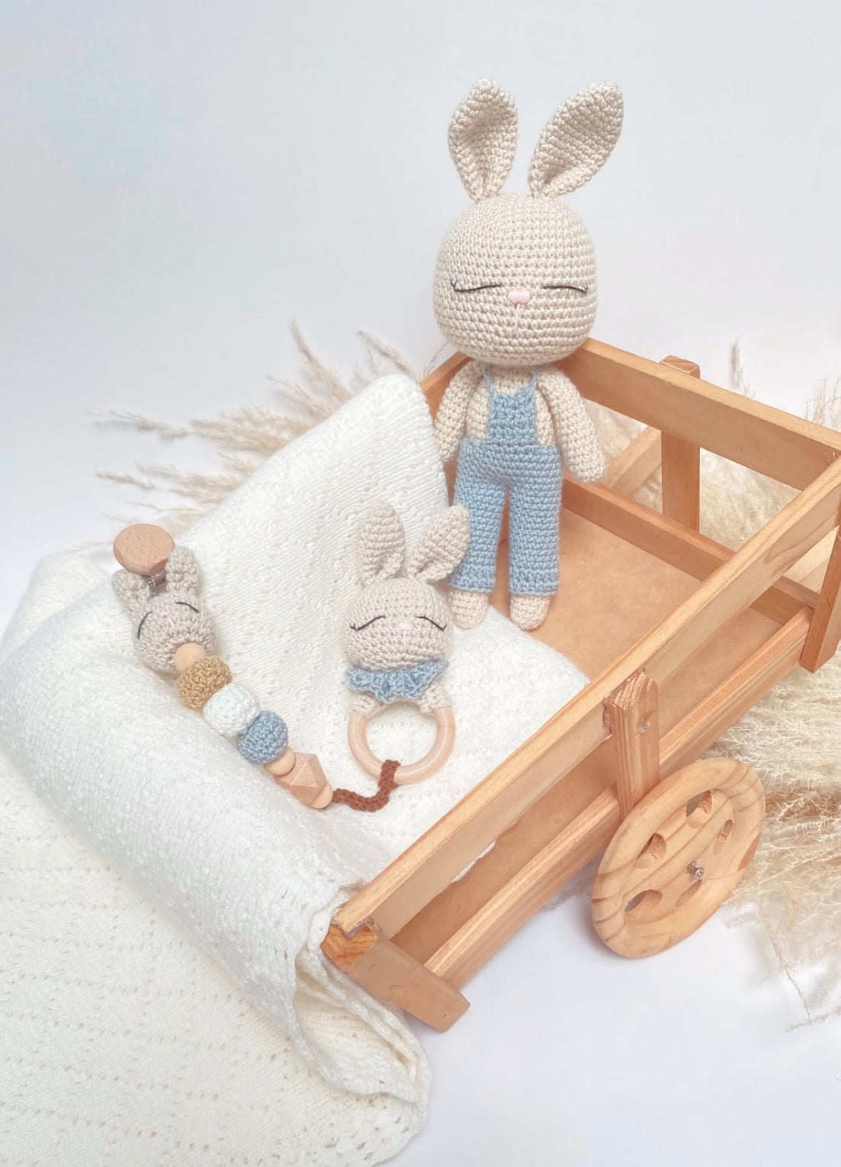 Kit conejo x 3 Amigurumi + sonajero + tira sujetadora