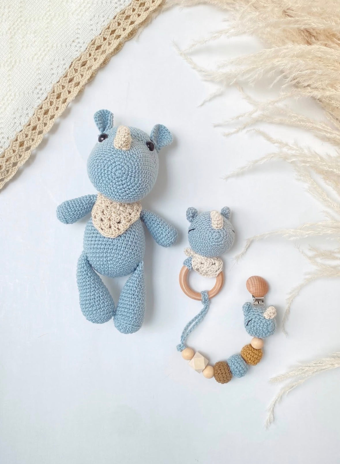 Kit rino x 3 Amigurumi + sonajero + tira sujetadora