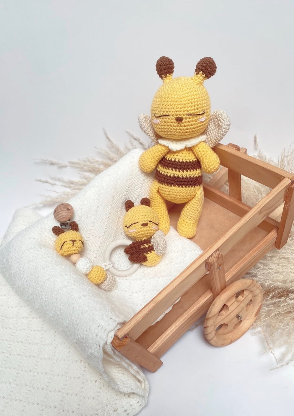 Kit abeja x 3 Amigurumi + sonajero + tira sujetadora