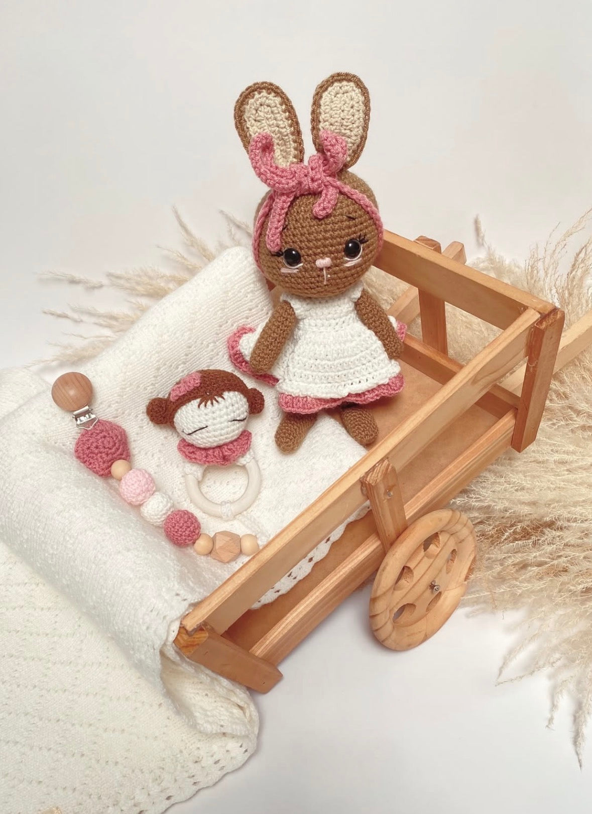 Kit ganso x 3 Amigurumi + sonajero + tira sujetadora