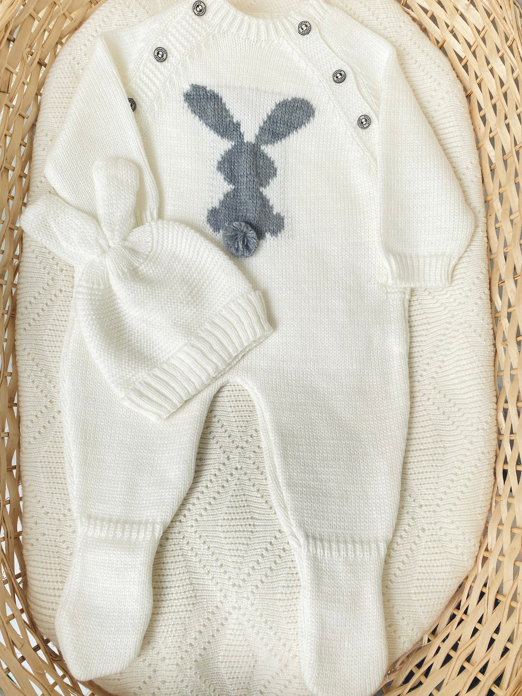 Enterizo blanco y gris