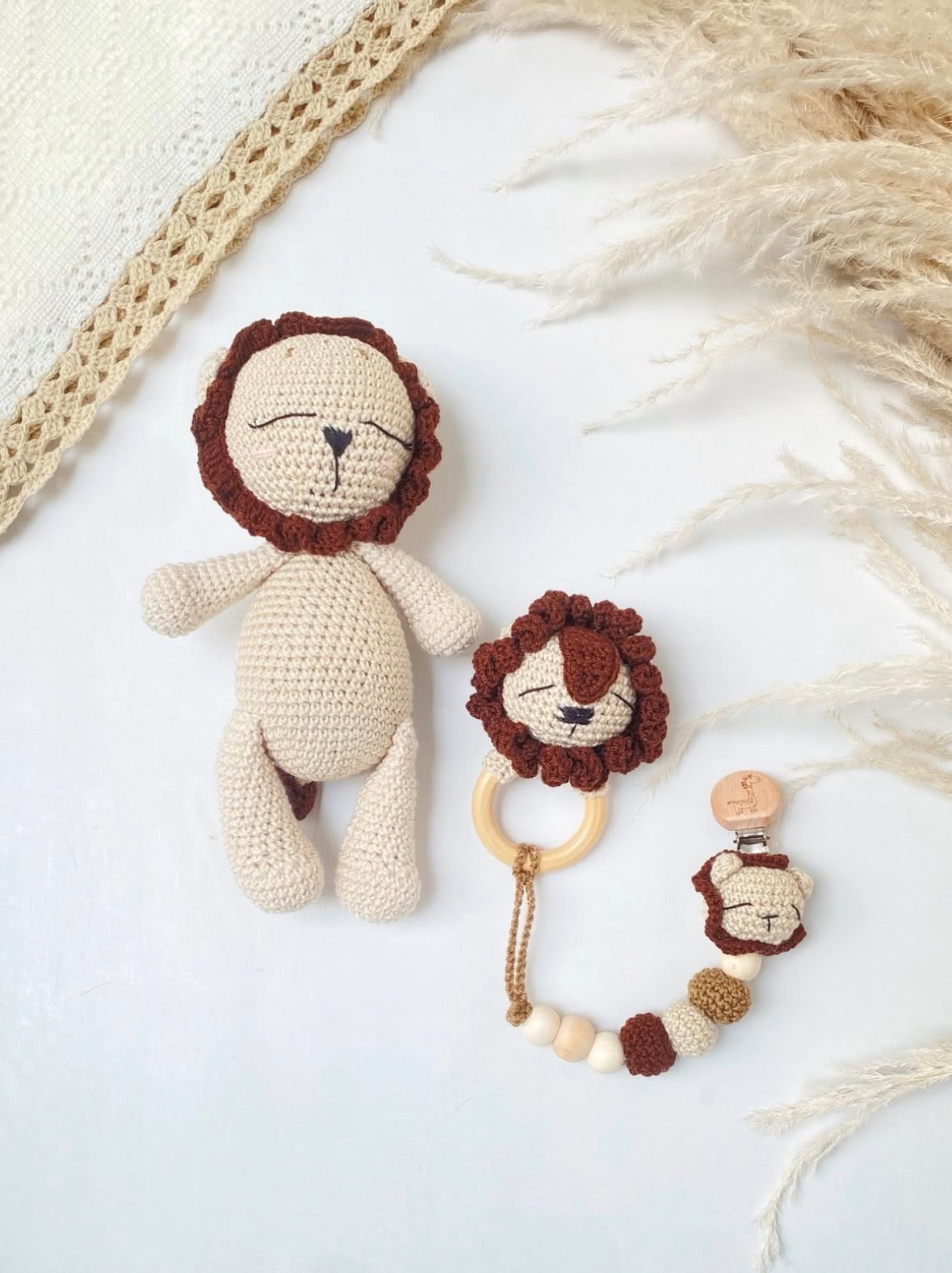 Kit leon x 3 Amigurumi + sonajero + tira sujetadora